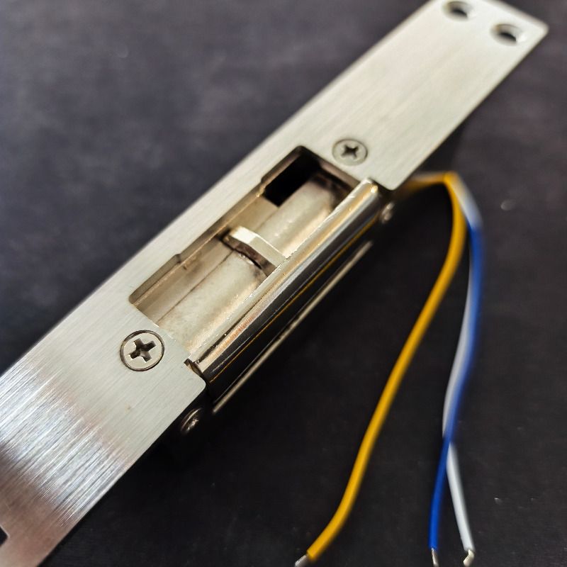 OUTLET: Elektromos zár - visszajelzéssel - feszültségre zár - fail-safe (szünetáramú) - hosszú pajzzsal