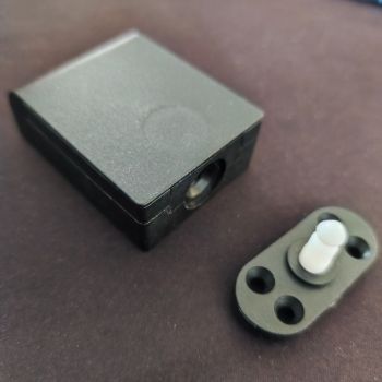 Mini elektromechanikus szekrényzár - NO/NC visszajelzéssel - állítható működésű (fail-safe/secure)